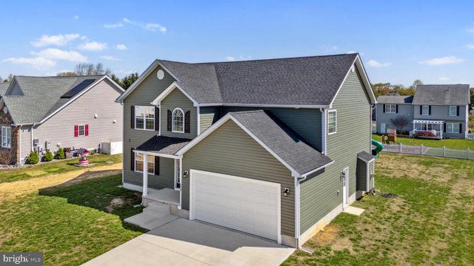 Attached, Exterior, Facade, Farmhouse