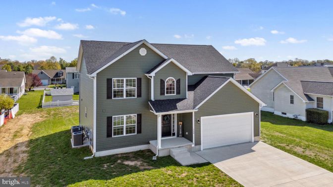 Attached, Exterior, Facade, Farmhouse