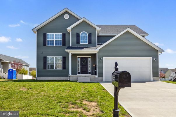 Attached, Exterior, Facade, American Craftsman