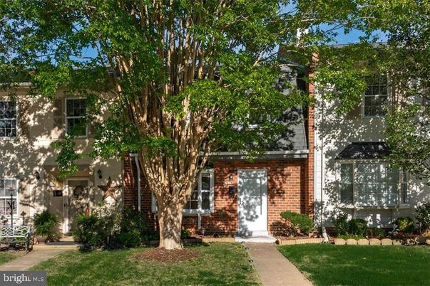 Exterior, Facade, Brick Facade, Rowhouse
