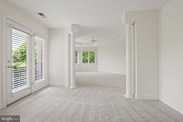 Empty room, Interior