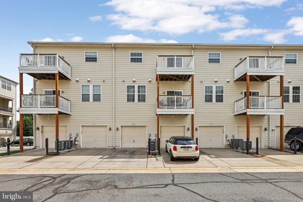 Attached, Exterior, Facade, Rowhouse