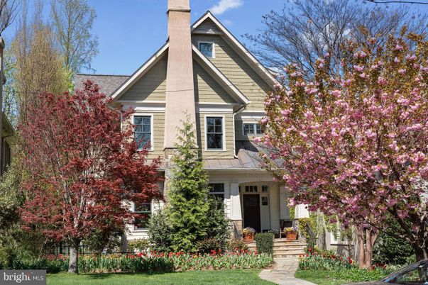 Exterior, Facade, Queen Anne Victorian