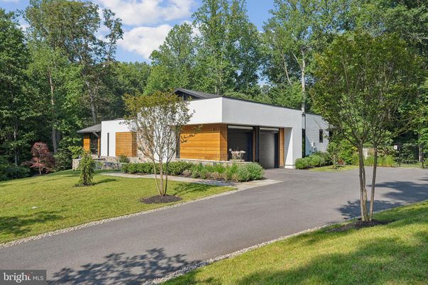 Attached, Backyard, Exterior, Facade, Modern
