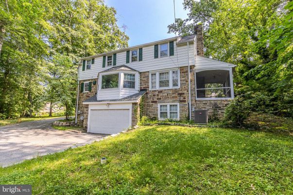 Attached, Exterior, Facade, Brick Facade, Raised Ranch