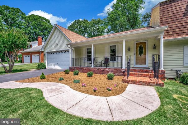 Attached, Exterior, Facade, Ranch