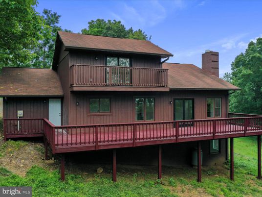 Exterior, Facade, Log Home