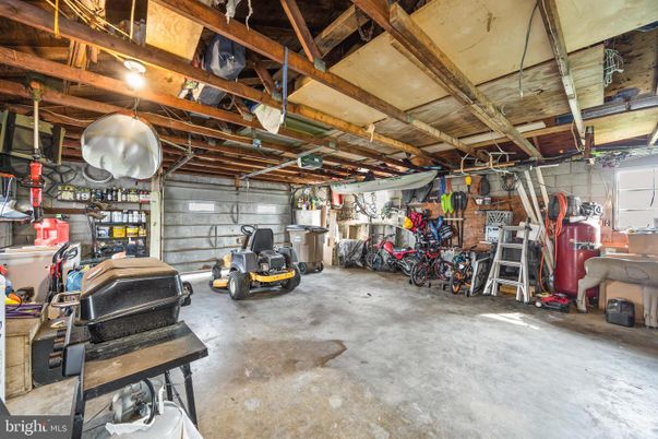Garage, Interior, Wooden Beams