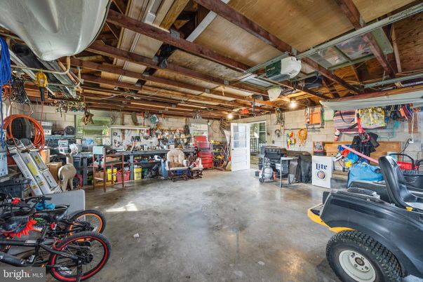 Garage, Interior, Wooden Beams