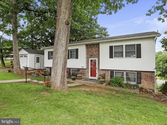 Exterior, Facade, Raised Ranch
