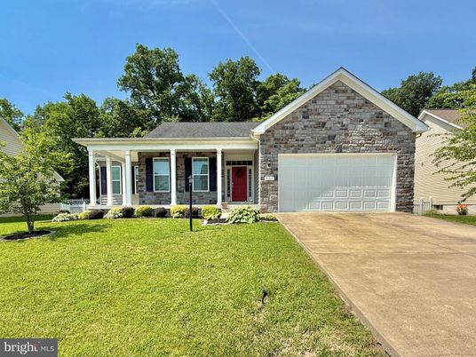 Attached, Exterior, Facade, Ranch