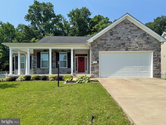 Attached, Exterior, Facade, Ranch