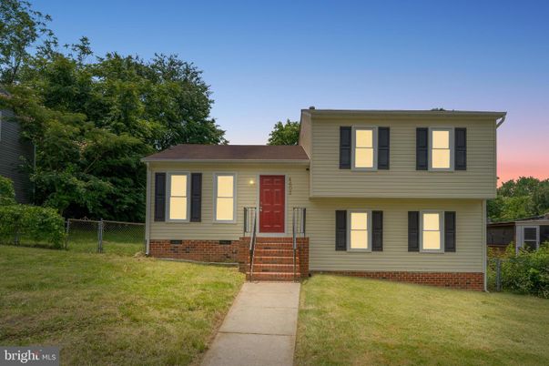 Exterior, Facade, Split Level