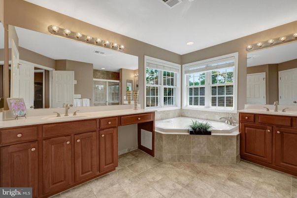 Bathroom, Dual Sink Vanities, Interior, Recessed Lighting