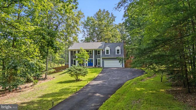 Attached, Exterior, Facade, Cape Cod