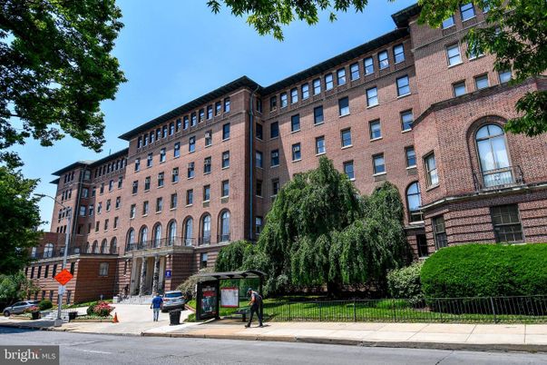 Exterior, Facade, Brick Facade, Chicago School