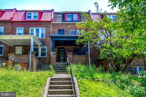 Exterior, Facade, Brick Facade, Rowhouse