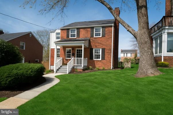 Exterior, Facade, Brick Facade, Georgian