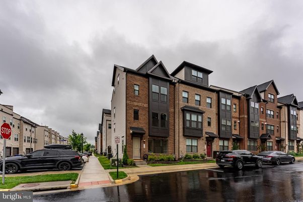 Exterior, Facade, Rowhouse