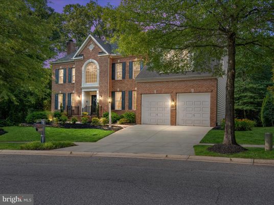 Attached, Exterior, Facade, Brick Facade, Georgian
