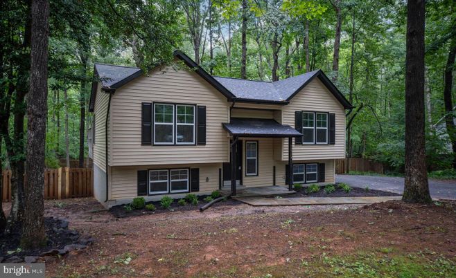 Exterior, Facade, Raised Ranch