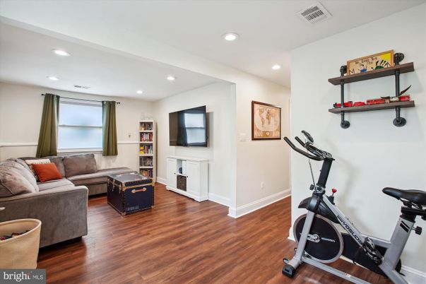 Fitness Equipment, Interior, Living room, Recessed Lighting, Wood Texture Flooring