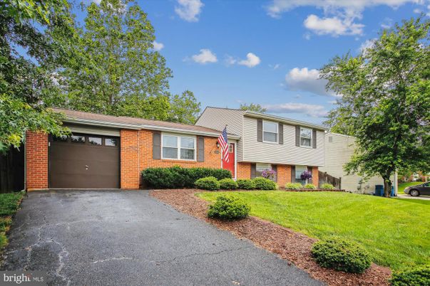 Attached, Exterior, Facade, Brick Facade, Raised Ranch
