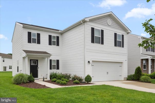 Attached, Exterior, Facade, Farmhouse