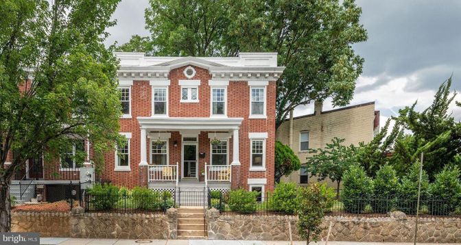 Exterior, Facade, Brick Facade, Georgian