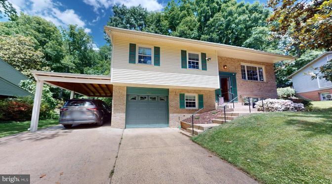 Attached, Exterior, Facade, Brick Facade, Raised Ranch