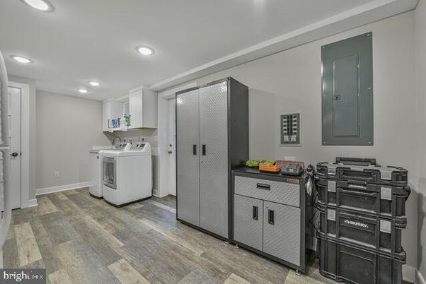 Interior, Recessed Lighting, Washer, Wood Texture Flooring