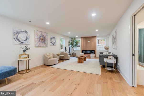 Fitness Equipment, Interior, Living room, Recessed Lighting, Wood Texture Flooring