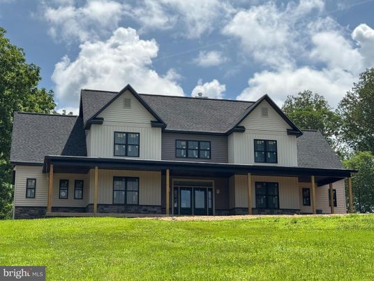 Exterior, Facade, Farmhouse