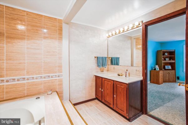 Bathroom, Dual Sink Vanities, Interior