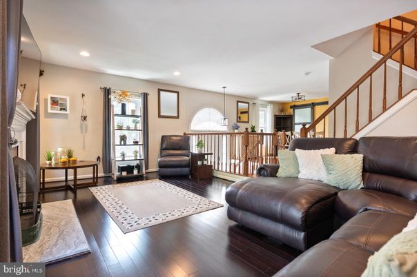 Interior, Living room, Pendant Lights, Recessed Lighting, Wood Texture Flooring