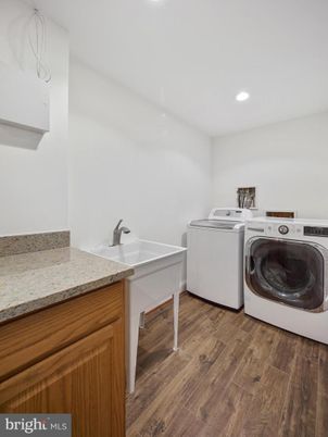Interior, Recessed Lighting, Washer, Wood Texture Flooring