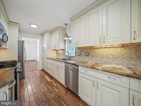 Interior, Kitchen, Pendant Lights, Recessed Lighting, Wood Texture Flooring