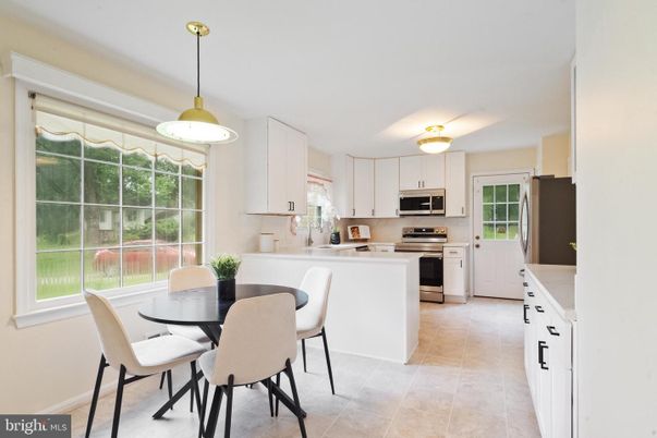 Dining room, Interior, Kitchen, Pendant Lights, Stainless Steel Appliances