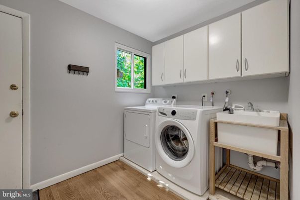 Interior, Washer, Wood Texture Flooring