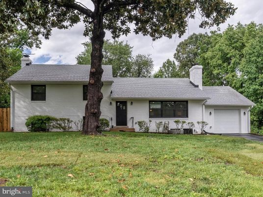 Attached, Exterior, Facade, Ranch