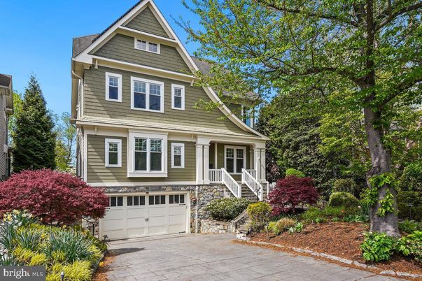 Attached, Exterior, Facade, Queen Anne Victorian