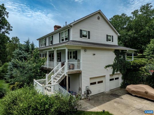 Attached, Exterior, Facade, Farmhouse