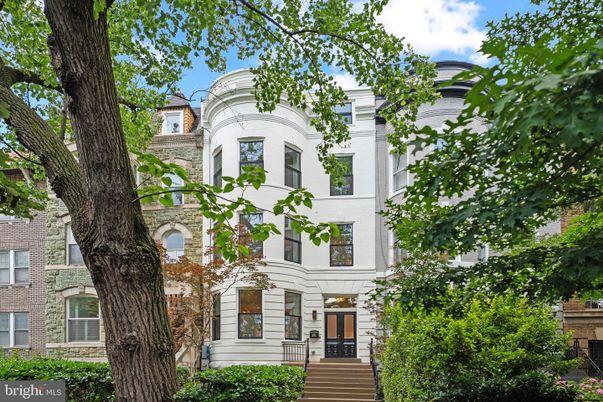 Exterior, Facade, Rowhouse