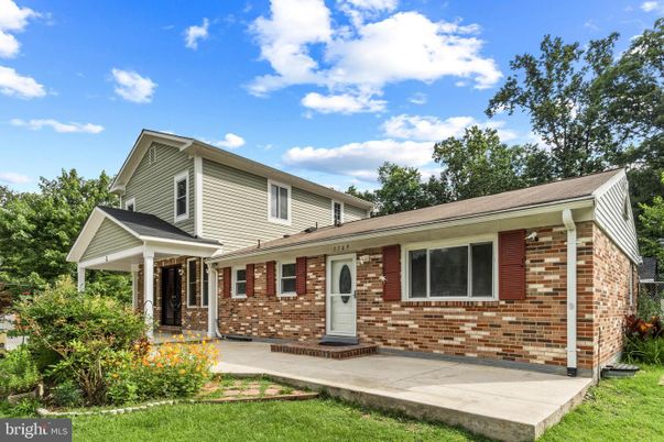 Exterior, Facade, Brick Facade, Cape Cod