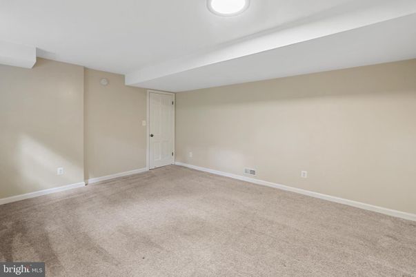 Empty room, Interior