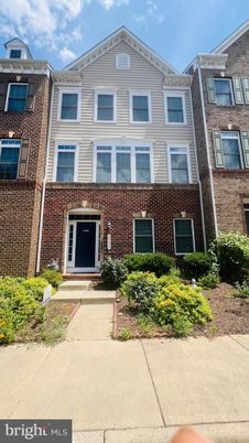 Exterior, Facade, Brick Facade, Rowhouse