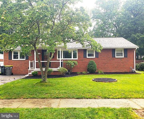 Exterior, Facade, Brick Facade, Cape Cod
