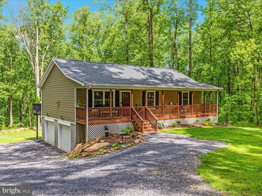 Exterior, Facade, Log Home