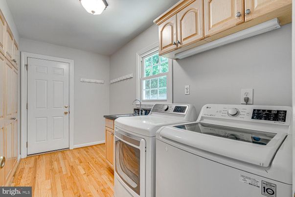 Interior, Washer, Wood Texture Flooring
