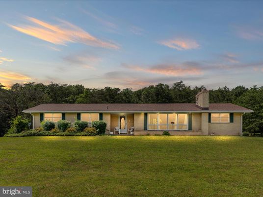 Backyard, Exterior, Facade, Ranch